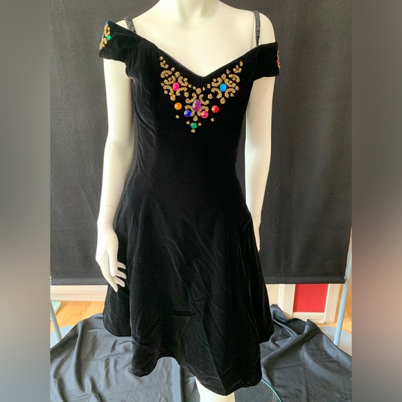 Zum Zum Dresses & Skirts - Zum Zum Vintage Black Velvet mini dress. Size:Small